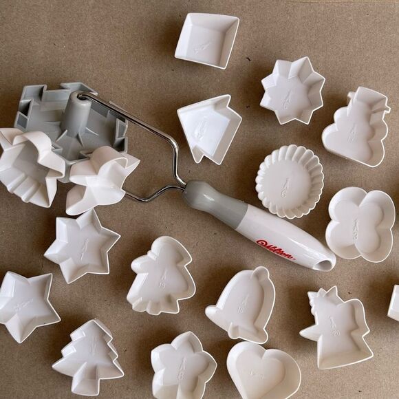 Vintage Wilton Roll-Along Cookie Cutter Multi Christmas Holiday Shapes - Picture 13 of 17